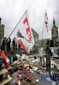 Розбите наметове містечко громадянської ініціативи ”Геть усiх” на Майдані Незалежності в Києві